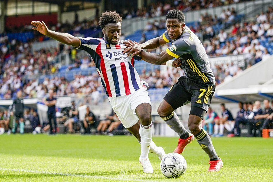 蒂尔破门瞬间，皮球如出膛炮弹般钻入网窝，球网因巨大的冲击力而高高扬起，门将则绝望地回首目送