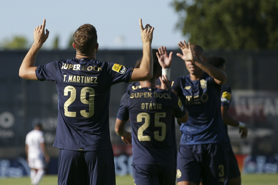 法马利康后防核心里切利在球队扳回一城后激情滑跪庆祝，他的进球让主场球迷看到了抢分的希望，队友们纷纷冲上前来，与他共同分享这荣耀的时刻。