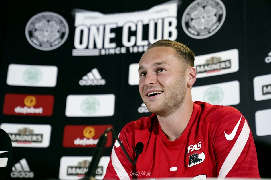 发布会现场全景，背景板上清晰的欧联杯标志与阿尔克马尔的队徽交相辉映，空旷的新闻厅内座无虚席，空气里弥漫着大战来临前特有的紧张与兴奋。