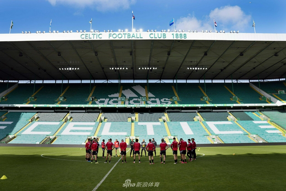 训练场上，一名阿尔克马尔球员正在进行有球练习，他的身影在午后阳光的照射下显得格外专注，身后是苏格兰独具特色的看台，大战氛围已然拉满。