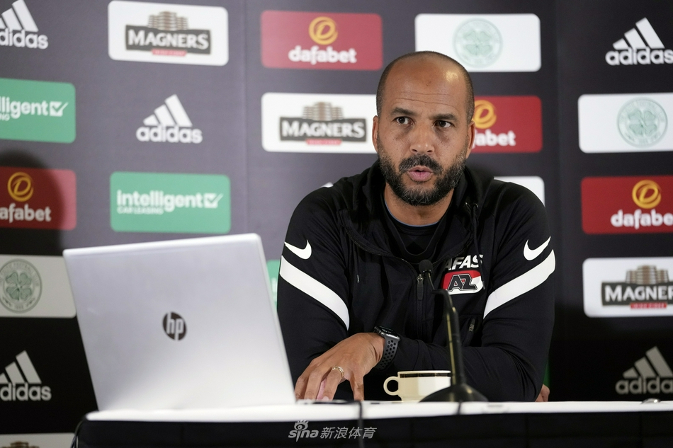 发布会上媒体记者们长枪短炮对准阿尔克马尔主帅，闪光灯此起彼伏，记录下每一个细微的表情变化，这不仅是一场赛前发布会，更是战术与心理的无声交锋前线。