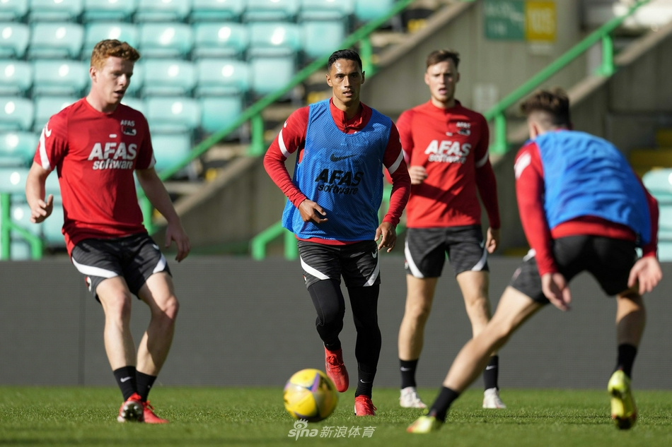 镜头捕捉到阿尔克马尔球员们围拢在一起，聆听教练布置战术的瞬间。他们坚毅的眼神和紧凑的队形，预示着即将在客场掀起一场青春风暴。