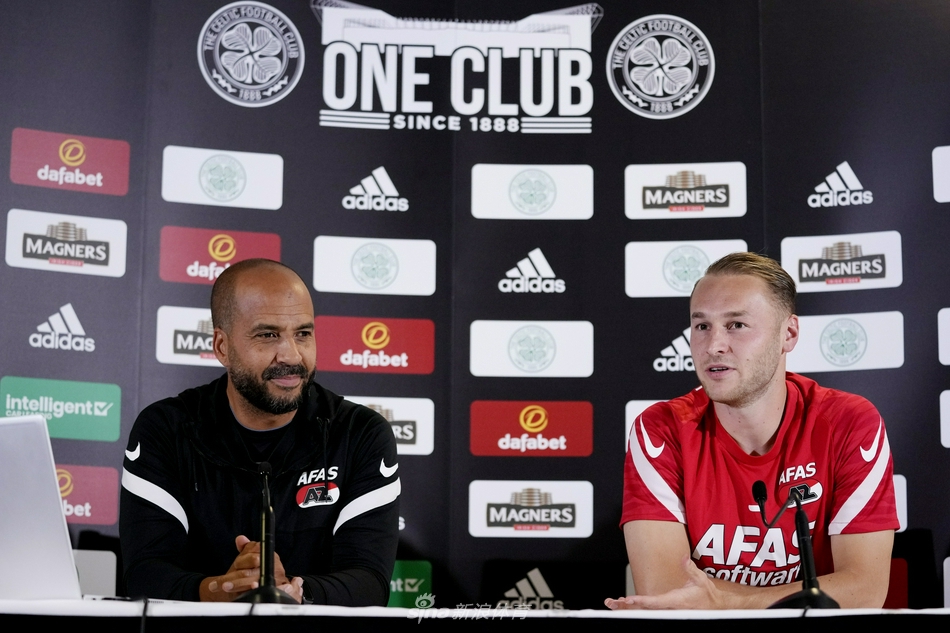 阿尔克马尔主帅帕斯卡尔·延森在凯尔特人公园球场的新闻发布会上面带微笑，他的眼神中透露着对即将到来的欧冠附加赛的期待与从容，身后的背景板印有欧联杯标志，预示着这场跨国的绿茵对决一触即发。