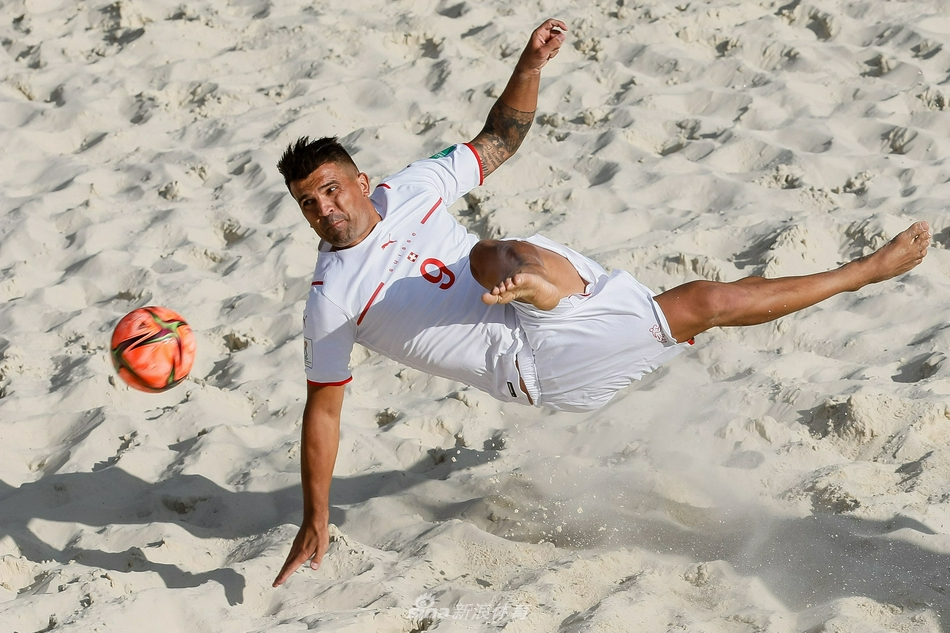 白俄罗斯门将奋力扑救却仍无力回天，皮球从他指尖划过的那一瞬间，绝望与不甘写在了他满是沙土的脸上