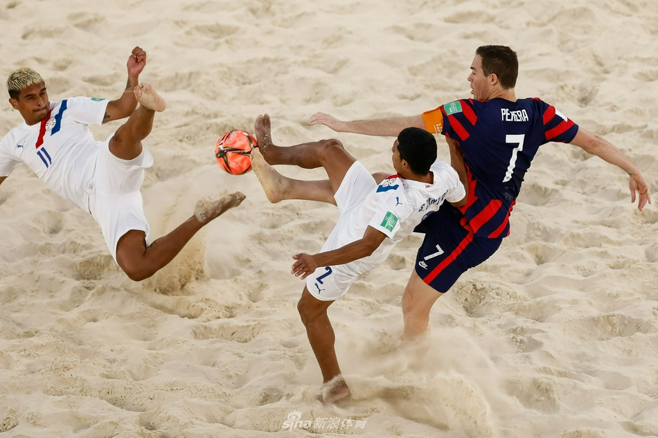 巴拉圭队的一位明星球员在进球后激情滑跪，扬起一片金色的沙浪，他张开双臂，仿佛要将整个莫斯科的欢呼声拥入怀中。