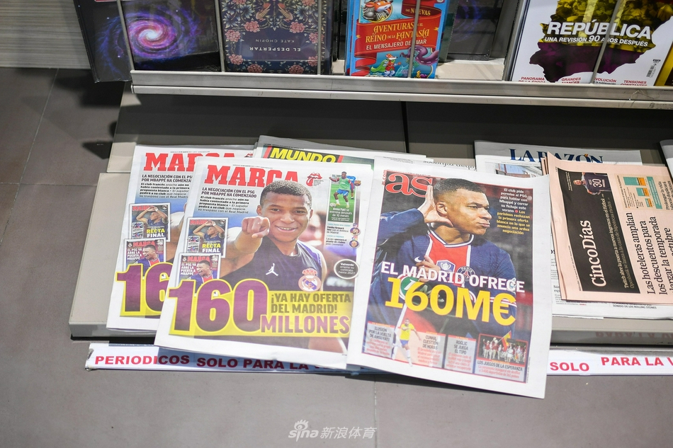 另一份西班牙报纸的头版上，姆巴佩侧身回眸，眼神中带着一丝探寻与期待。头条标题用醒目的黄色字体写着‘姆巴佩求救’，生动地刻画了球员渴望离开巴黎、急切希望皇马能伸出援手将他带到西班牙的内心戏码。