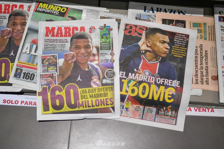一家咖啡桌上，摊开的《阿斯报》头版上，姆巴佩身穿白衣，双手抱头，表情略显焦躁。报纸的粉色报头格外显眼，头条标题预示着皇马即将迎来一支‘奢华的’球队，暗示着姆巴佩的加盟将让银河战舰的豪华程度再上一个台阶。