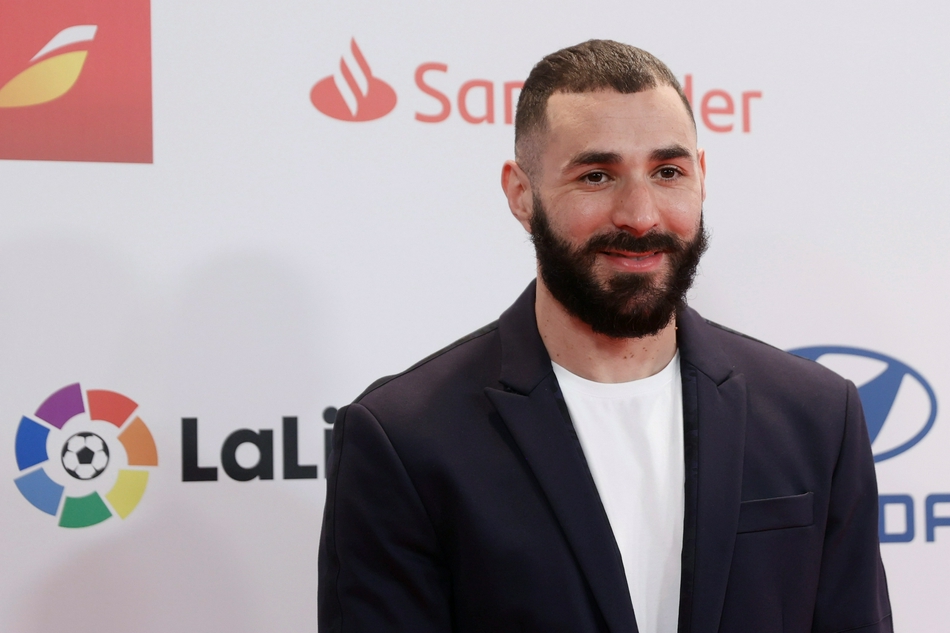 本泽马在颁奖典礼上或专注聆听或与他人互动，侧影轮廓分明，画面捕捉了这位足球大师在荣耀之夜的真实瞬间。