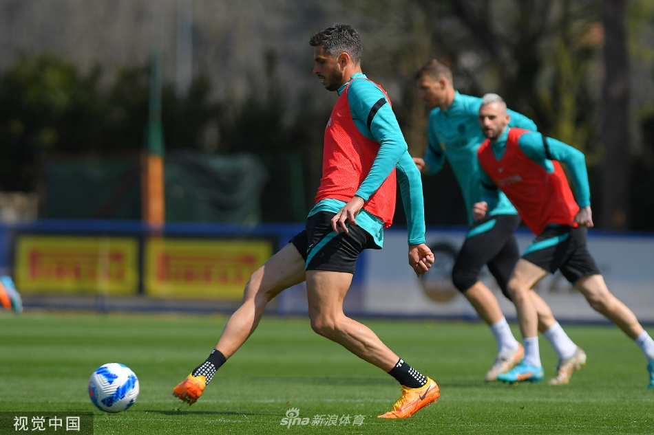 训练结束后球员走向更衣室，背影在春日阳光下拉长，留下为梦想奋斗的坚定足迹