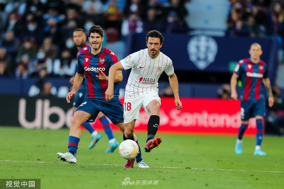 莱万特球员莫拉莱斯主罚点球瞬间，他目光坚定地望向球门，塞维利亚门将布努张开身体试图扩大防守面积，气氛紧张凝重。