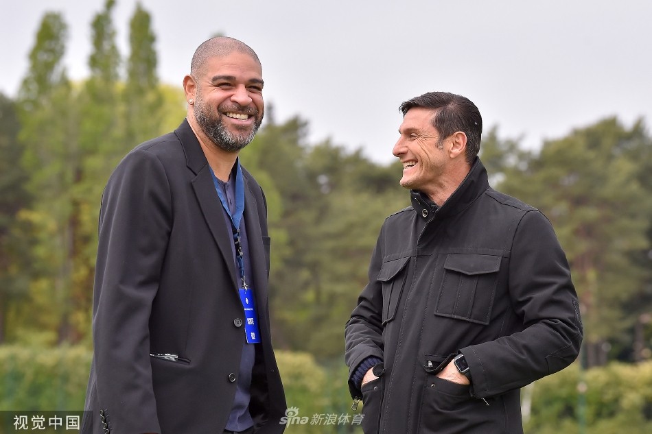 劳塔罗·马丁内斯带球突破瞬间，肌肉紧绷如猎豹捕食，防守队员奋力拦截形成强烈动态对比