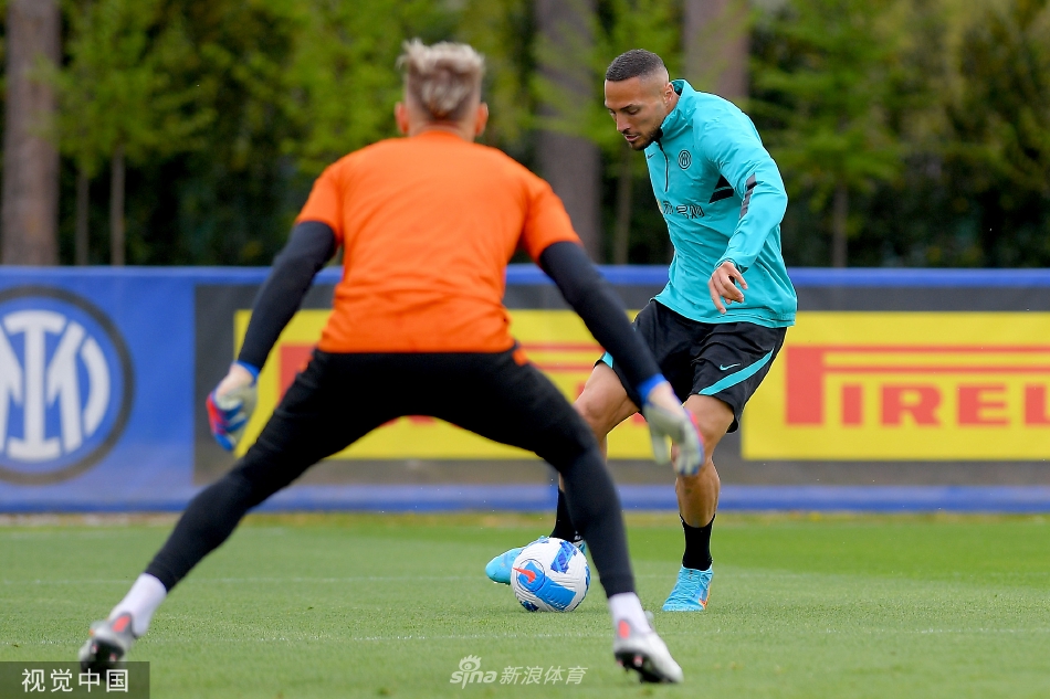 汉达诺维奇飞身扑救训练射门，身体完全舒展如展翅雄鹰，手套即将触碰到疾驰而来的皮球