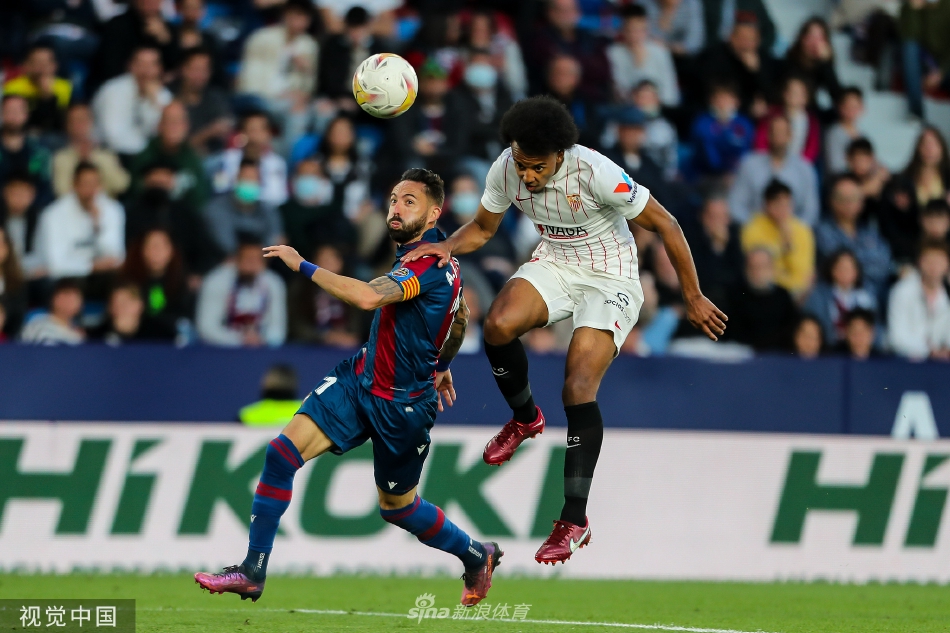 莱万特老将索尔达多打入球队第二球后，并未过度庆祝，而是迅速抱起皮球跑向中圈，希望能争取更多时间，眼神中透着急切与不甘。