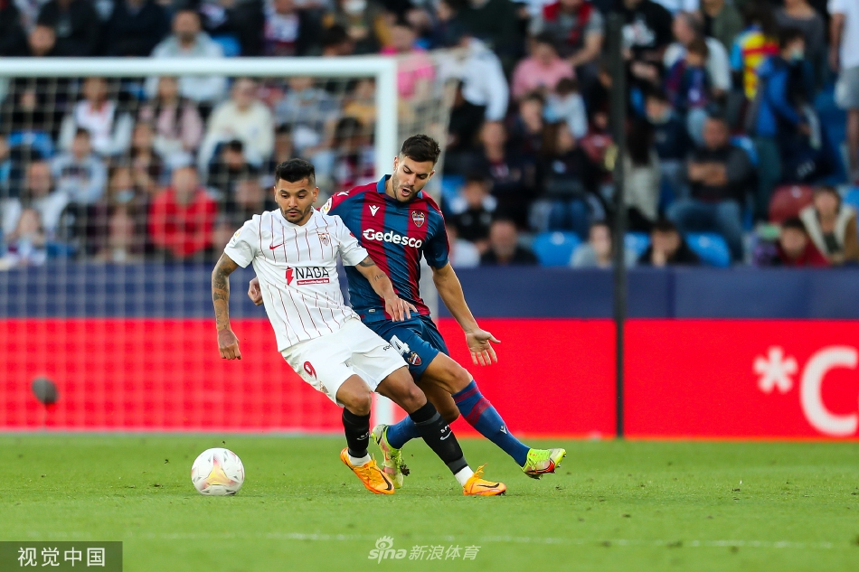 莱万特前锋莫拉莱斯射失关键点球后，双手掩面，表情充满了懊悔与难以置信，身旁的塞维利亚球员则如释重负。