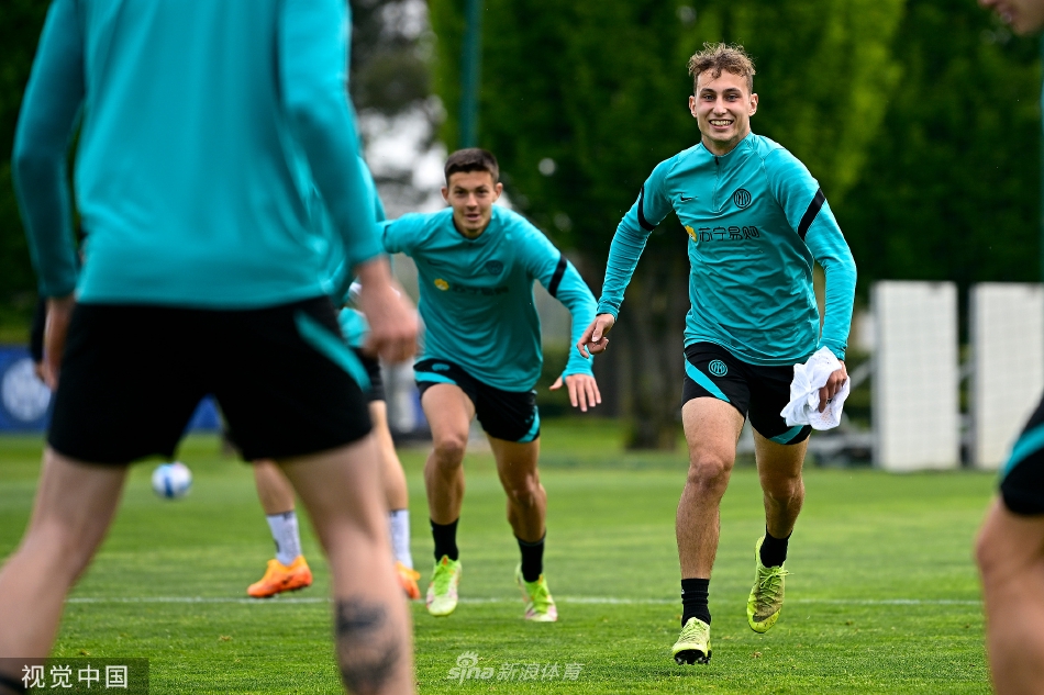 门将汉达诺维奇飞身扑救，身体完全舒展开来，如同守护球门的最后一道闪电，眼神锐利如鹰。