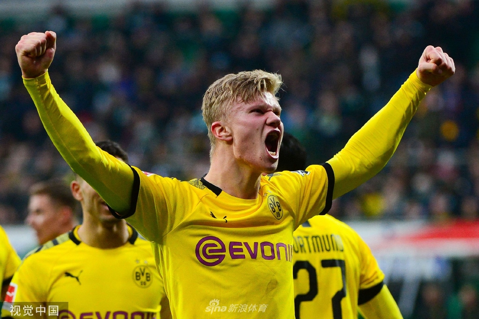 哈兰德在曼城训练基地进行加盟前体检，神情专注，强健的体魄预示着其即将在英超赛场大放异彩