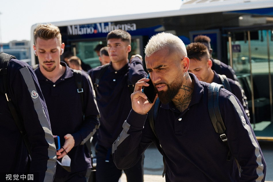 球队大巴的侧面特写，巨大的国际米兰队徽和赞助商标志非常醒目，象征着俱乐部踏上征途。