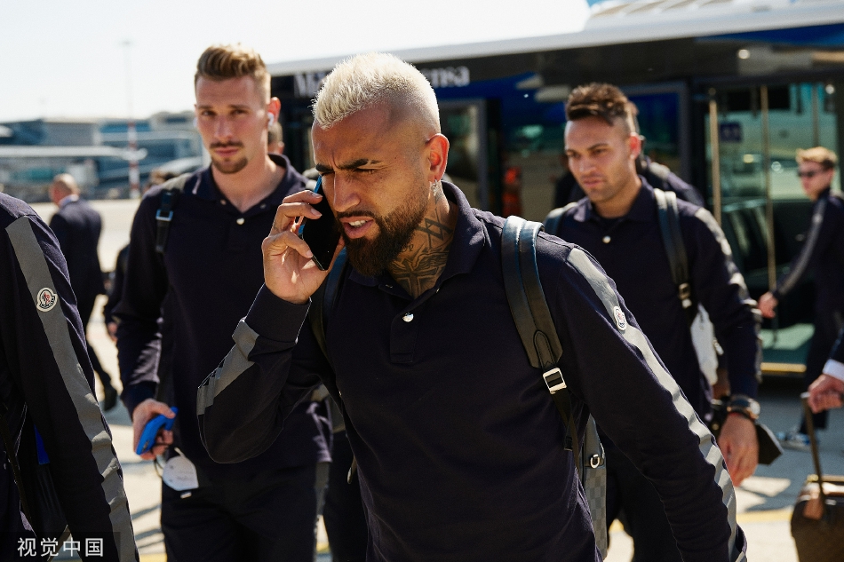 国际米兰全队在米兰机场集结，球员们身穿统一的深色正装，神情专注地走向球队大巴，准备开启前往罗马的旅程。