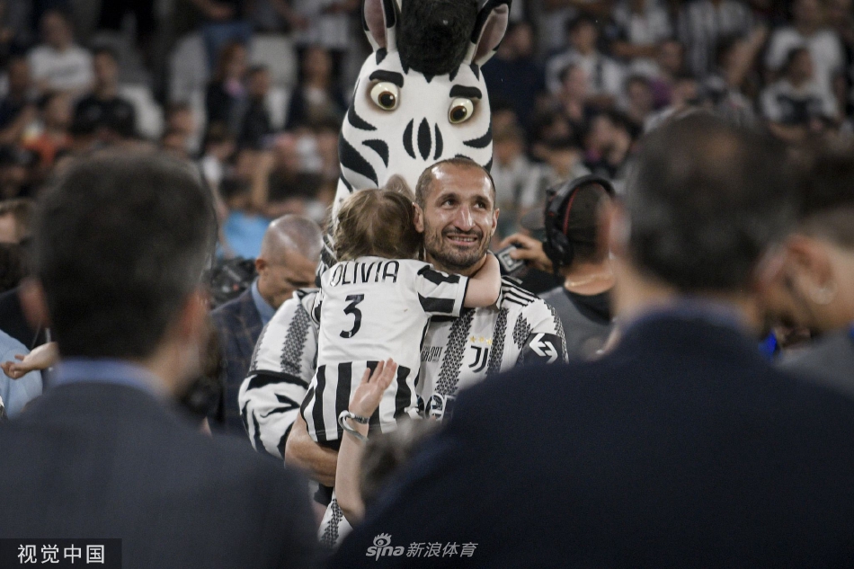 基耶利尼在欧洲杯决赛中与英格兰球员激烈拼抢，肌肉紧绷全神贯注，体现世界顶级中卫的强悍对抗能力