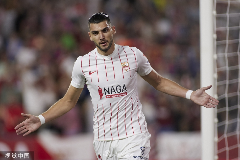 塞维利亚前锋拉法米尔破门后张开双臂，在皮斯胡安球场数万主场球迷的欢呼声中激情庆祝