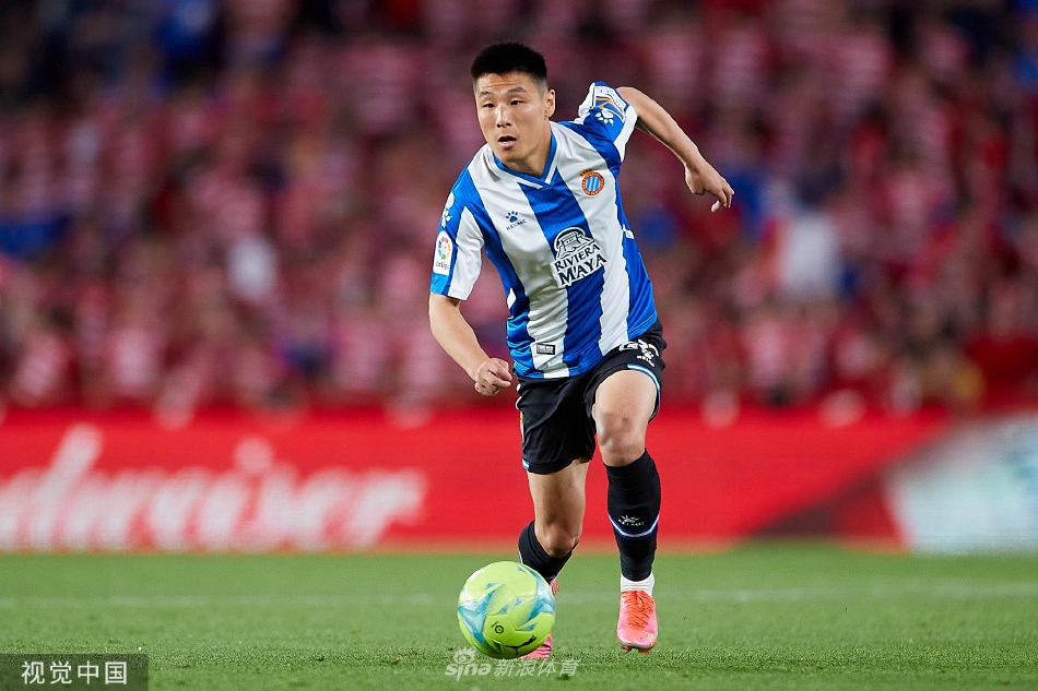 西班牙人门将迭戈·洛佩斯在比赛中飞身救险，力保球门不失