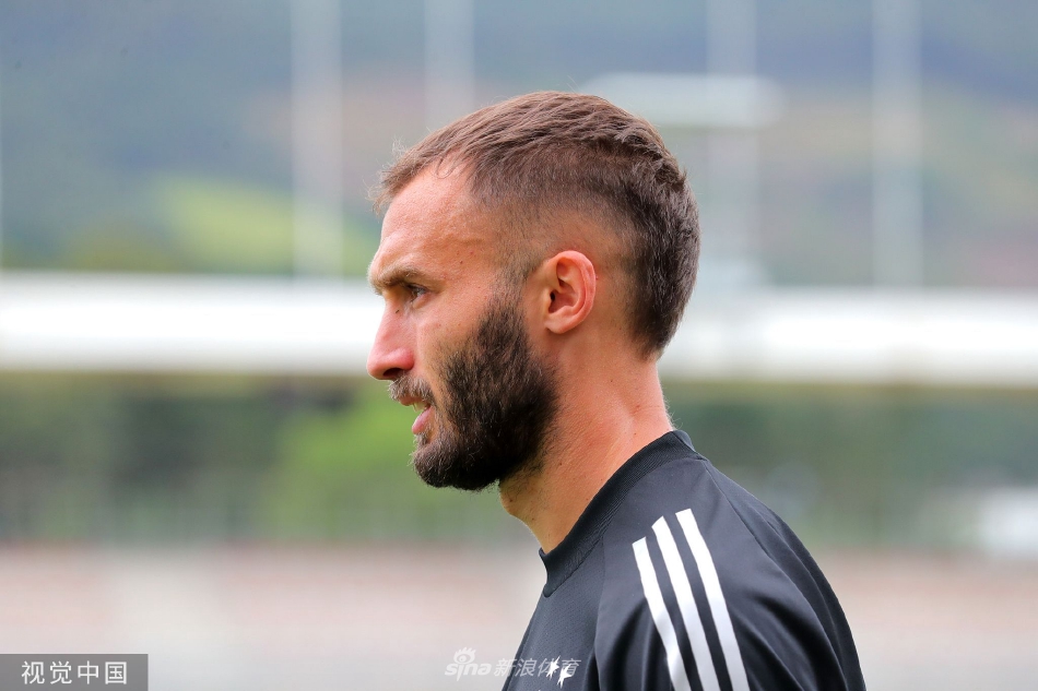 阿根廷全队在圣马梅斯球场进行公开训练，看台上座无虚席，一万五千名球迷汇成蓝白色的海洋。