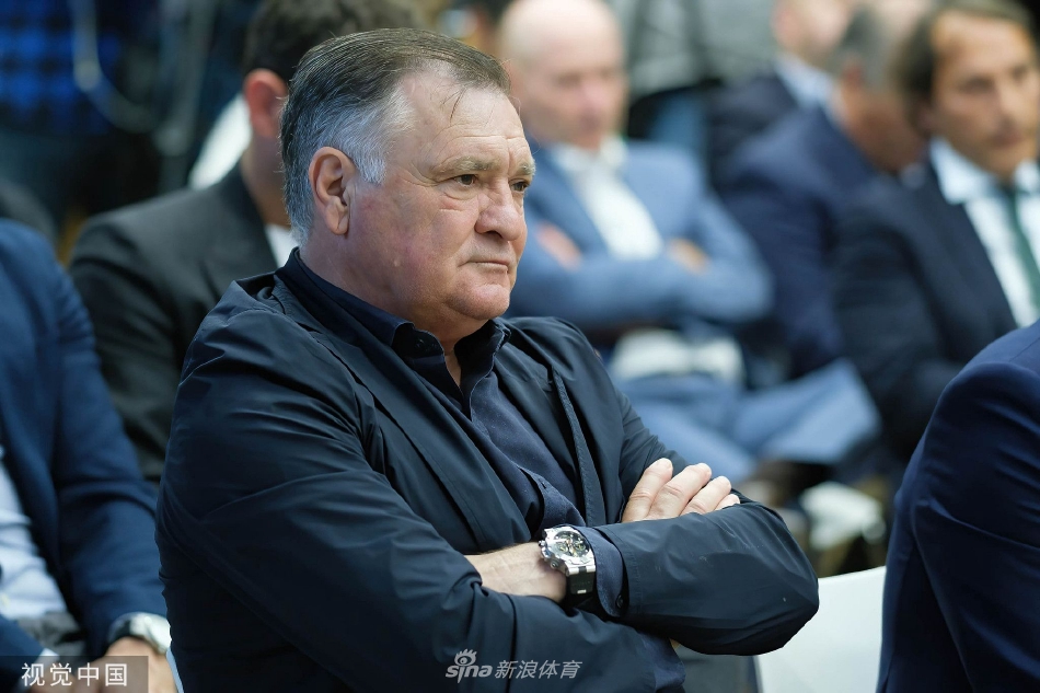 博斯克手持足球，被一群兴奋的年轻学员簇拥在中央，每个人的脸上都绽放着灿烂的笑容