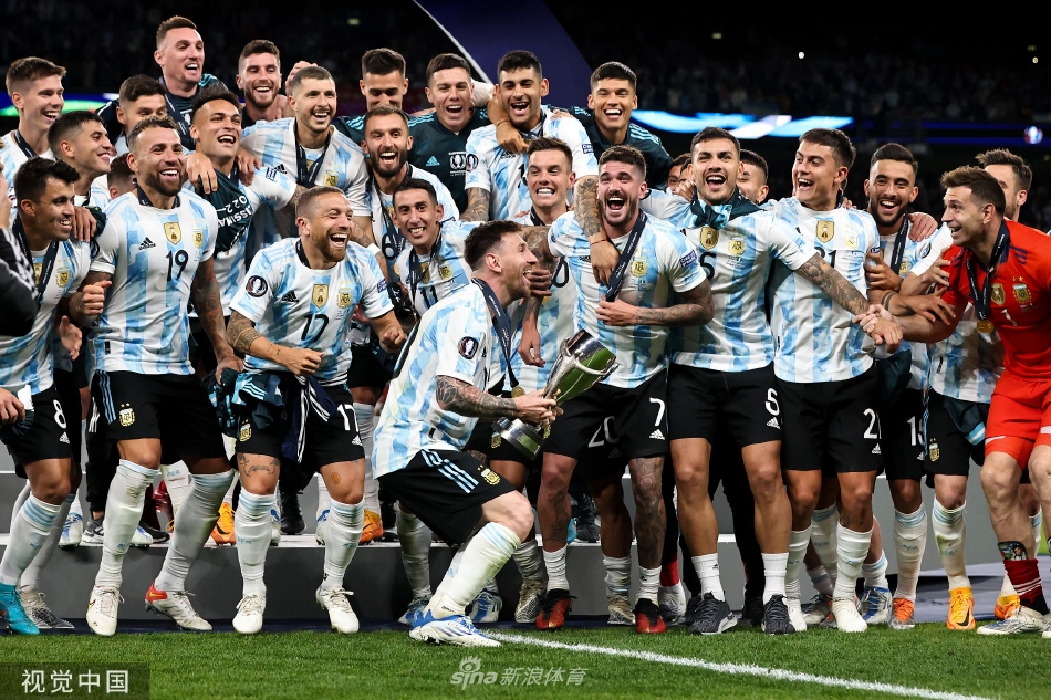 颁奖仪式上，梅西作为队长，面带微笑双手高高举起冠军奖杯