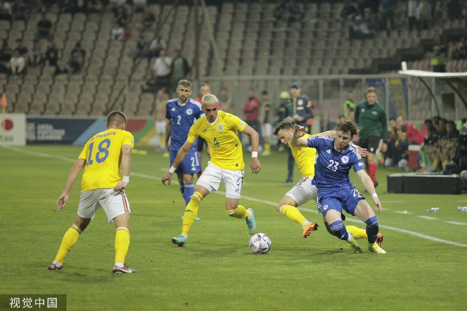 罗马尼亚队球员在丢球后神情沮丧，波黑队员则在一旁相互击鼓鼓励形成鲜明对比