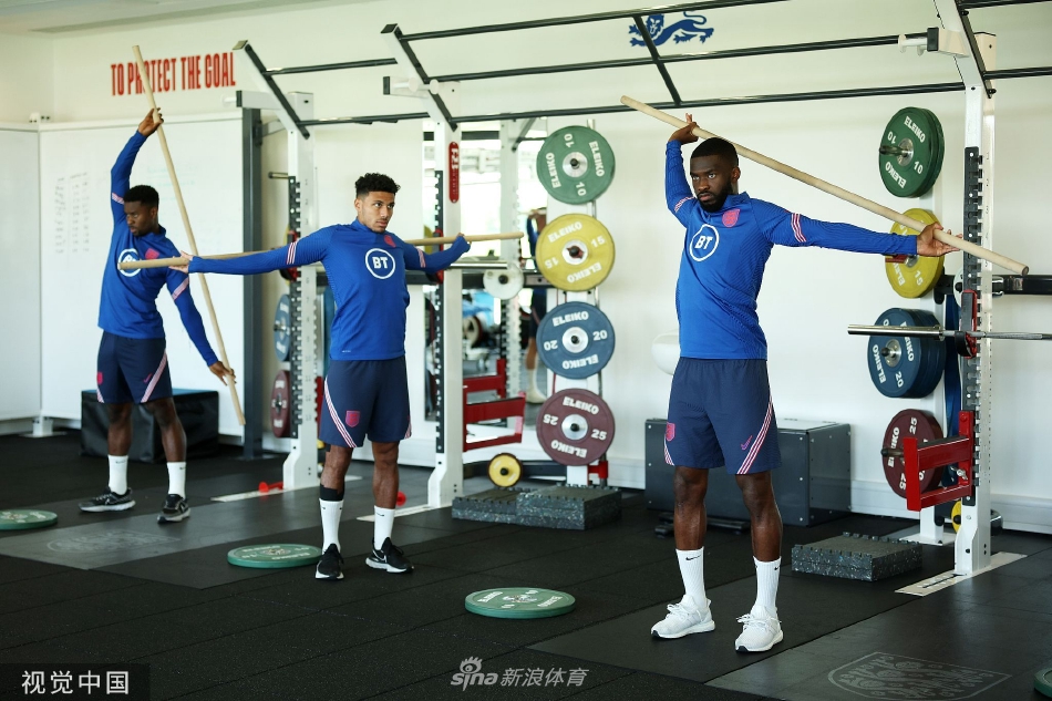 哈里·凯恩与队友进行射门练习，专注的神情和标准的动作彰显其世界级射手风范。