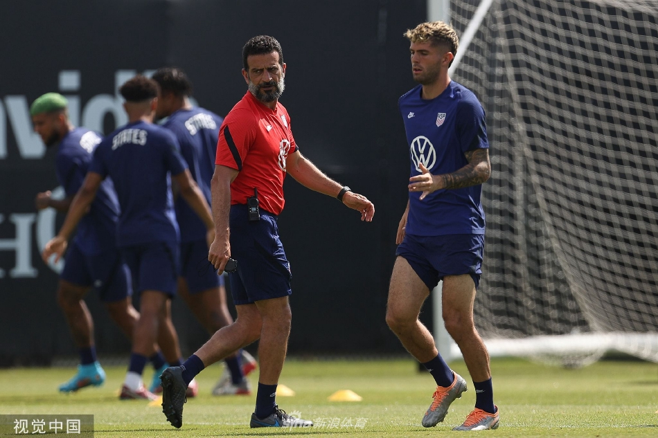 训练结束后球员们慢跑放松，夕阳将他们的身影拉长，静谧中充满力量感。