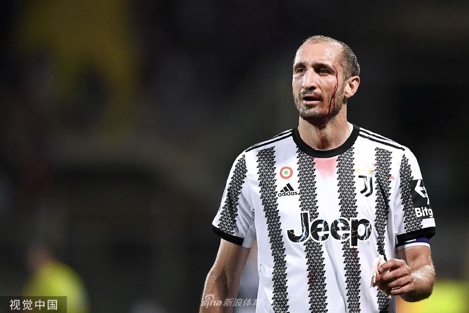 基耶利尼在尤文图斯时期与队友激情庆祝进球，他紧握双拳仰天怒吼，尽显铁血队长本色和团队凝聚力