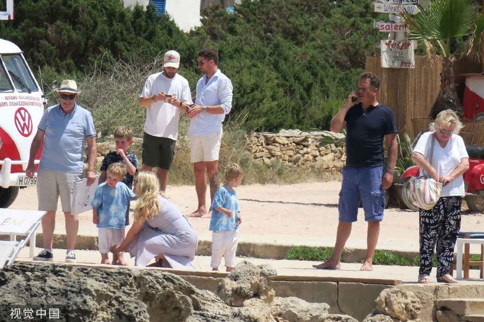 快艇在碧蓝海面上疾驰，拉姆塞一家笑容灿烂地迎着海风，妻子科琳的金发在阳光下如瀑布般闪耀，孩子们兴奋地挥舞着小手