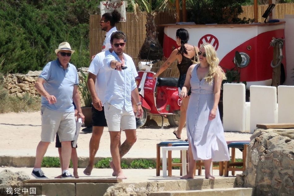 拉姆塞夫妇并肩坐在船舷，科琳依偎在丈夫肩头，两人眺望着远方海平线上缓缓沉落的夕阳，岁月静好的氛围弥漫整个画面