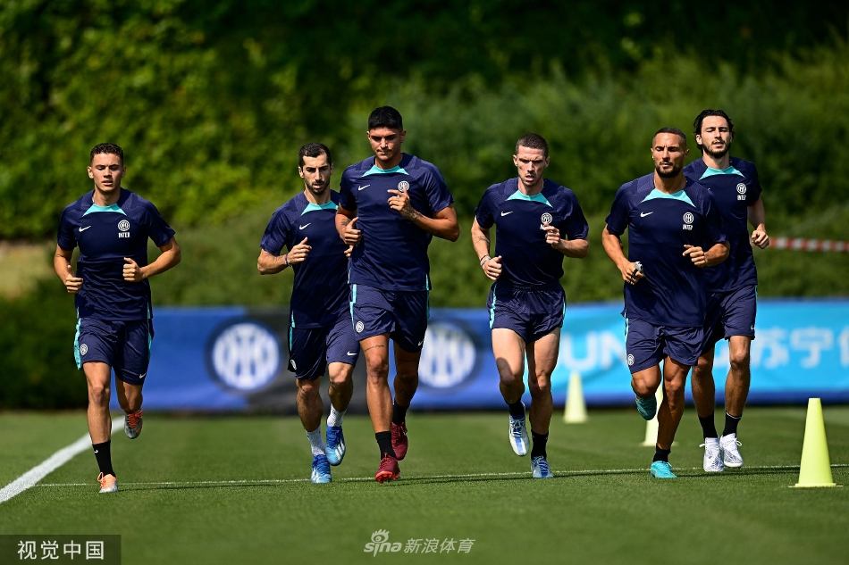 中场核心布罗佐维奇与队友并肩奔跑，他目光坚毅地望向前方，仿佛正在规划球队新赛季的中场蓝图。