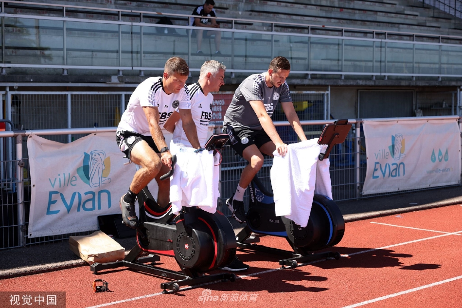 激烈的小组对抗中，一名球员正全神贯注地拦截对手的脚下球，瞬间爆发力展露无遗