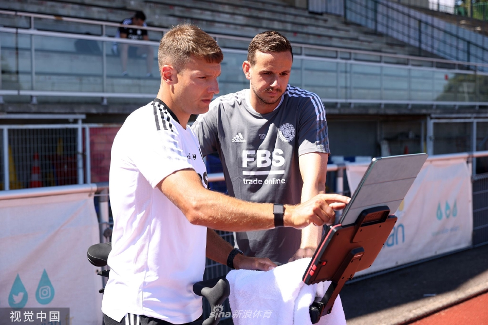 球员在专项指导下进行核心力量训练，紧绷的肌肉线条彰显着平日刻苦积累的成果