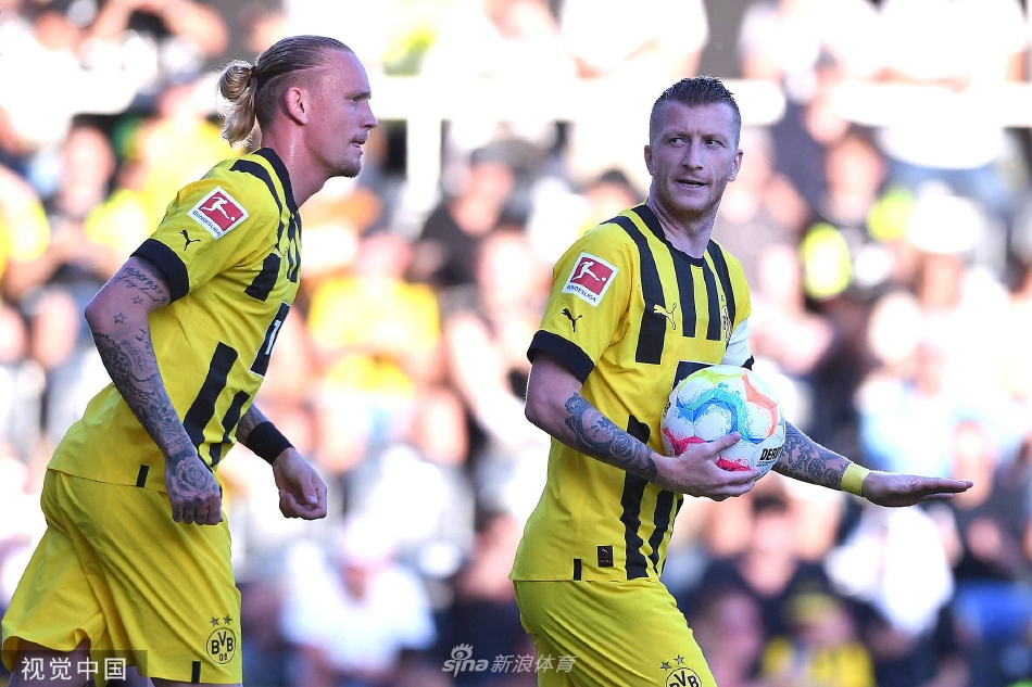 瓦伦西亚前锋在多人包夹下冷静施射，皮球如利箭般窜入网窝