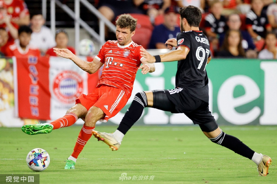 拜仁慕尼黑球星萨迪奥·马内带球高速突进，如一道红色闪电划破球场，华盛顿联队后卫紧追不舍。