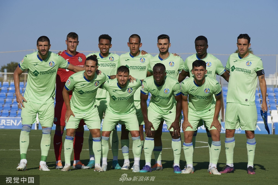 赫塔菲教练在场边凝神指挥，手势坚定，全神贯注地分析着场上瞬息万变的局势