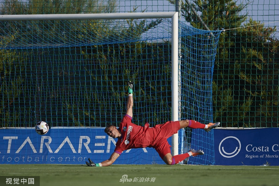 卡塔赫纳门将飞身跃起单掌托出必进球，身体在空中完全舒展，宛如一道守护城墙