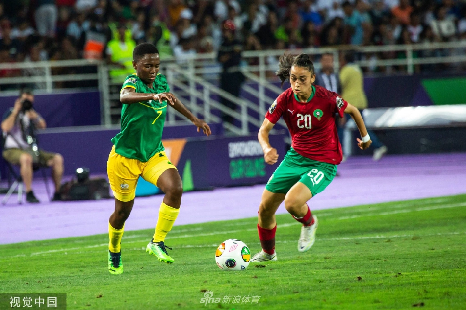 南非女足全队簇拥着金光闪闪的冠军奖杯，主教练德西蕾·埃利斯被队员们高高抬起，她高举双臂，笑容灿烂如拉巴特的夜空。