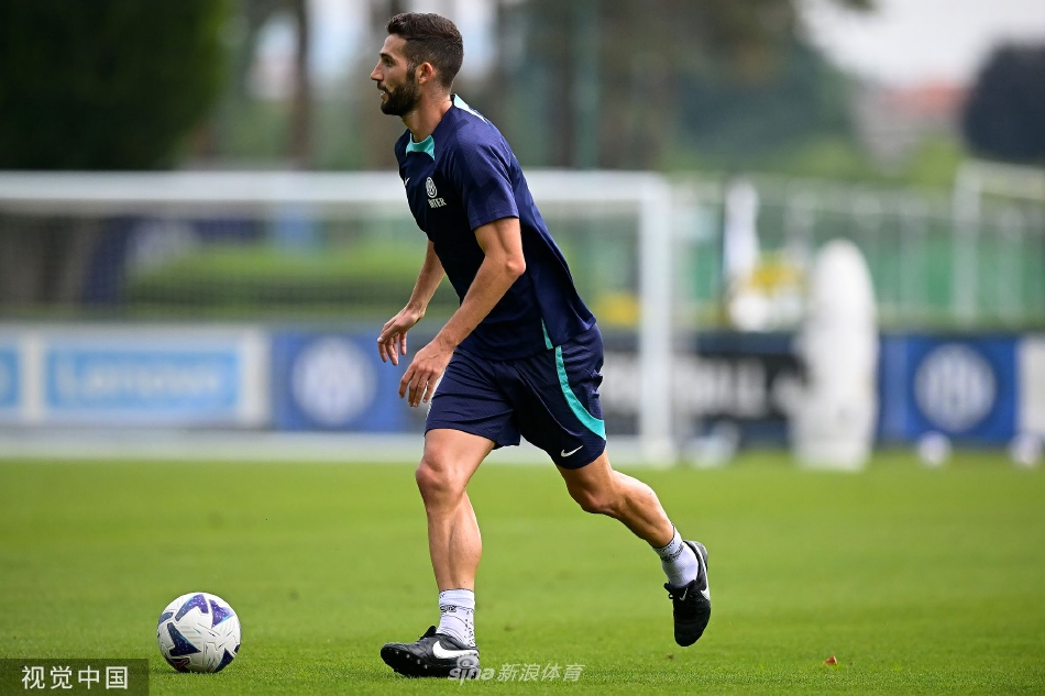 守门员飞身侧扑，做出一次精彩的扑救，守护着球队的最后一道防线。