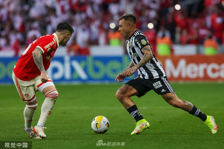 巴西国际球员围拢在一起，紧紧相拥，庆祝本场比赛的第三粒进球，团队喜悦溢于言表。