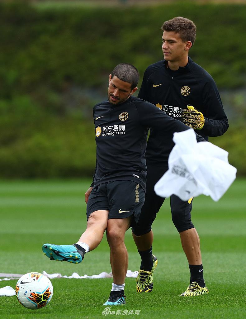 孔蒂在场边神色严峻地督战，他的肢体语言充满力量感，仿佛要将自己的战术理念直接灌输到场上的每一名弟子心中。