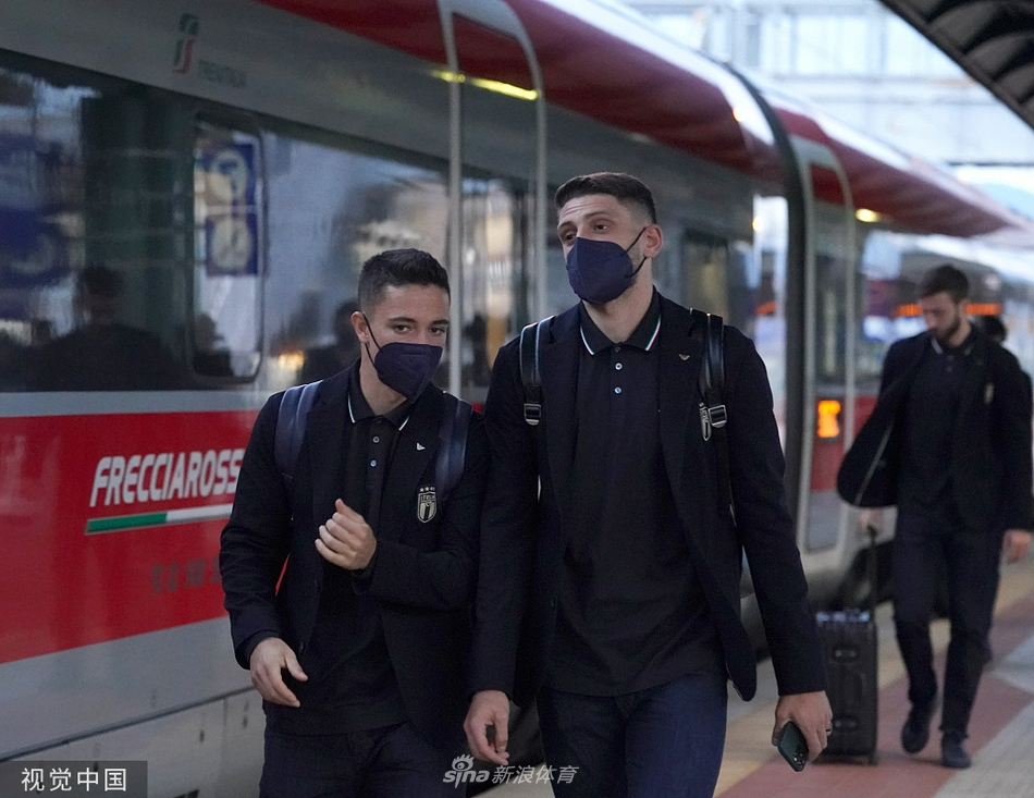 意大利队大巴静静停靠在路边，车身醒目的“ITALIA”字样在阳光下闪耀，象征着这支传统豪门的出征与荣耀。