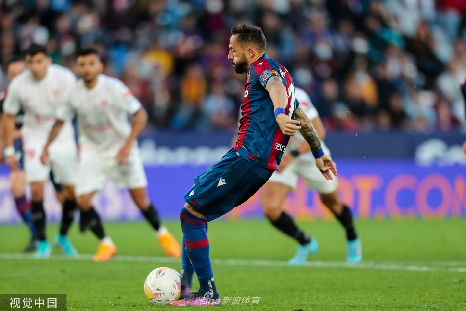 塞维利亚后卫孔德高高跃起，力压众人头球破门瞬间，他身体舒展充满力量，皮球直窜网底，防守球员只能目送。