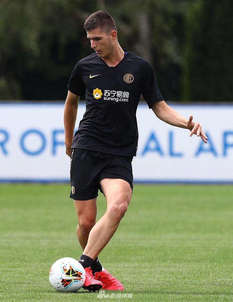 埃里克森在任意球练习中踢出一道美妙的弧线，皮球绕过人墙直奔球门死角