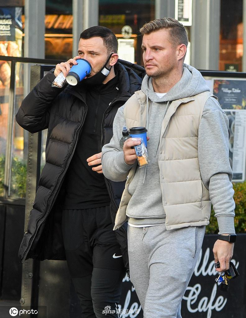 兄弟二人穿过柴郡安静的街道，巴德斯利背着黑色双肩包，步伐矫健。从背后看去，两人的身形相似，仿佛让人看到了他们从小一起长大、互相陪伴的漫长岁月。