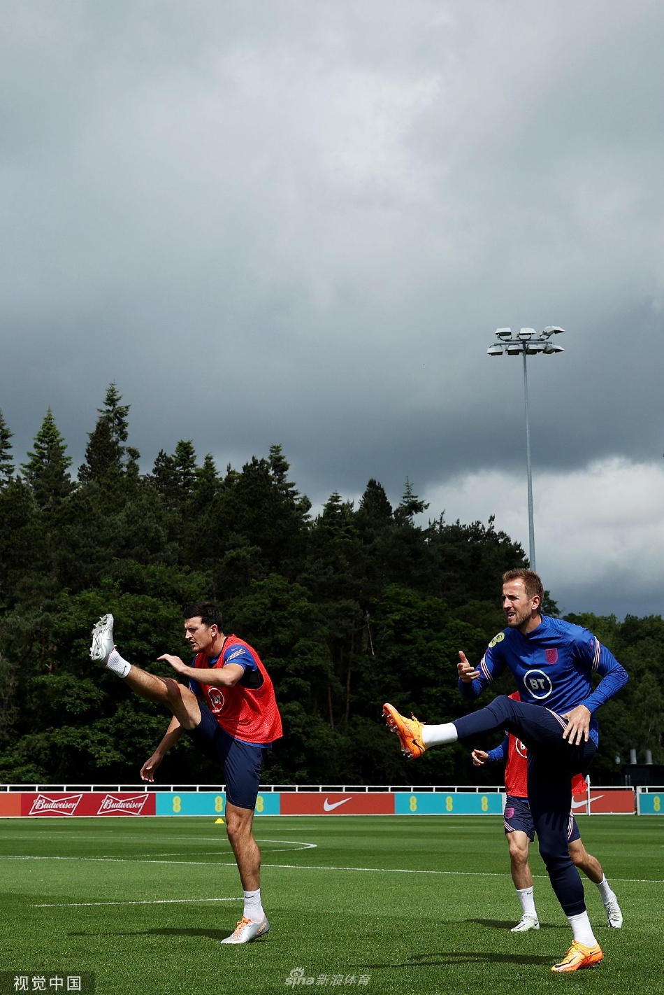 训练结束后英格兰全队球员围成一圈相互鼓劲，手臂搭在队友肩上，展现团结一心迎接挑战的团队精神。